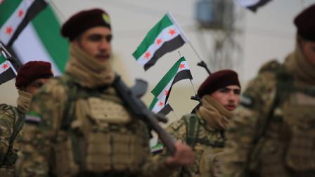 عناصر من "الجيش الوطني السوري" خلال إحياء ذكرى الثورة، 17 مارس 2022 (الأناضول)