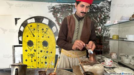 أمير ثامر الوحيد الذي لا يزال يُعد القهوة على الفحم في تونس (العربي الجديد)