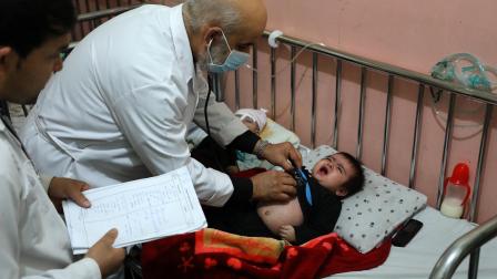 طفلان مصابان بالحصبة في مستشفى بكابول (سيد خضربادي سادات/ الأناضول)