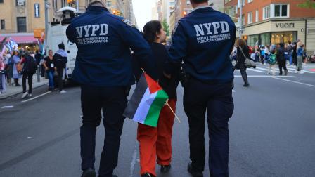 الشرطة تعتقل متظاهرة متضامنة مع فلسطين في نيويورك، 6 مايو 2024