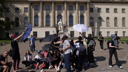 الشرطة الألمانية تتدخل لفض تظاهرة تضامنية مع فلسطين خارج "جامعة هومبولت" ببرلين، 3 أيار/ مايو 2024 (Getty)