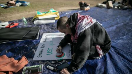 يشارك في المخيّم الطلابي الداعم لفلسطين (عمرو صلاح الدين/ الأناضول)