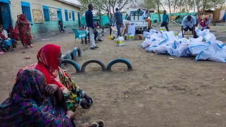 سودانيون ومساعدات في السودان - 12 مايو 2024 (فرانس برس)