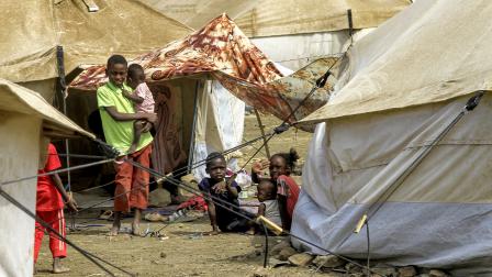 أطفال في السودان في مخيم نازحين في القضارف - 15 مايو 2024 (فرانس برس)