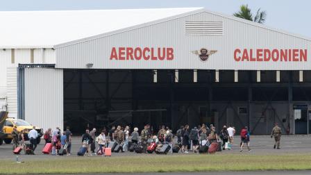 استعداد في مطار نوميا-ماجينتا لعملية إجلاء من كاليدونيا الجديدة - 21 مايو 2024 (دلفين مايور/ فرانس برس)