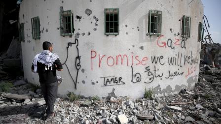 جدارية في غزة على أحد المباني التي هدمها جيش الاحتلال (داود أبو الكاس/الأناضول)