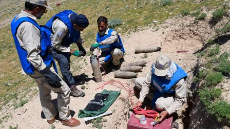 خلال العمل على إزالة الألغام في أفغانستان في مايو الجاري (واكيل كوهسار/ فرانس برس)