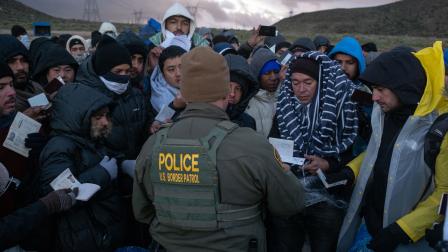 الشرطة الأميركية تفحص أوراق مهاجرين على الحدود المكسيكية /2 فبرائر2024 (فرانس برس/getty)