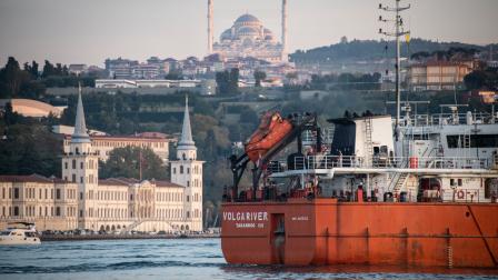 شحنة نفط روسية تعبر خليج البسفور التركي/دياغو كوبولو في 9 أكتوبر 2022،(نور/getty)