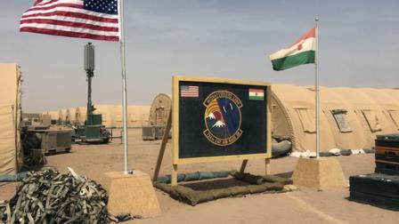 علما أميركا والنيجر أمام قاعدة جوية في أغاديز، 16 إبريل 2018 (أسوشييتد برس)