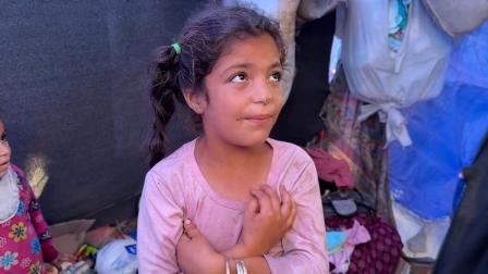 كاميليا طفلة شاهدة على نزوح أهالي غزة، 4 مايو 2024 (الأناضول)