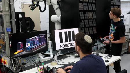 متخصصون في التكنولوجيا يدخلون الروبوتات في عمل شركة تسويق في تل أبيب، 11 يناير 2023 (فرانس برس)