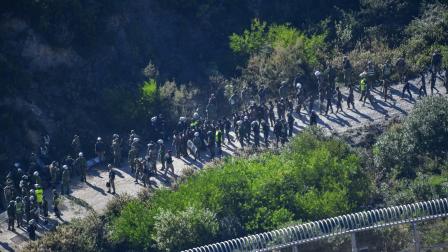 آلاف المهاجرين الأفارقة يحاولون عبور السياج لدخول سبتة، إسبانيا، 17 تشرين الثاني/ نوفمبر 2023 (Getty)