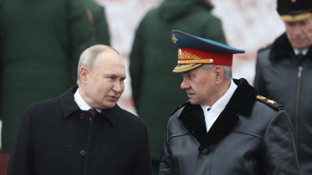 شويغو يتحدث إلى بوتين خلال فعالية في موسكو، 23 فبراير 2024 (Getty)
