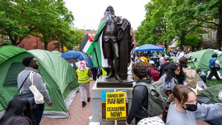 خلال احتجاج الطلبة في ساحة جامعة جورج واشنطن 25 إبريل 2024 (Getty)