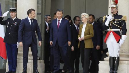 إيمانويل ماكرون وشي جين بينغ و أورسولا فون دير لاين في باريس فرنسا في 6 مايو 2024 (Getty)