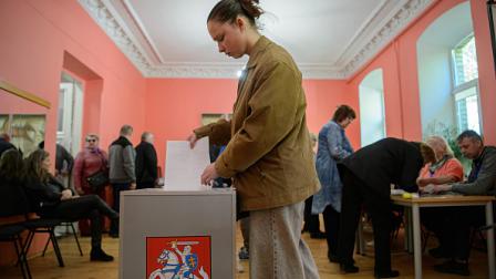 مشاركون بالجولة الأولى من الانتخاباتفي ليتوانيا فيلنيوس 12مايو2024 (يوهن يرتشاك/Getty)