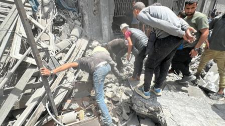 محاولة لإنقاذ فلسطينيين تحت الأنقاض في بيت لاهيا بغزة، 18 (الأناضول)