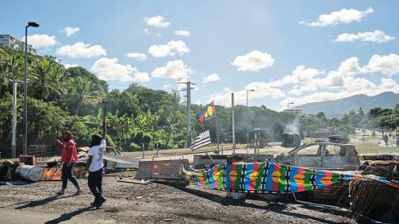 قطع طرق مع استمرار أعمال الشغب في كاليدونيا الجديدة، 24 مايو 2024 (ثيو روبي/فرانس برس)