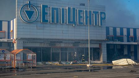 المتجر المحترق بخاركيف بسبب الضربات الروسية