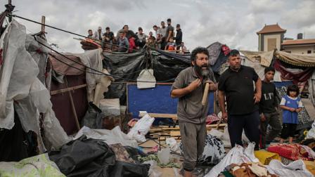 فلسطينيون متأثرون لقصف مخيم النازحين برفح