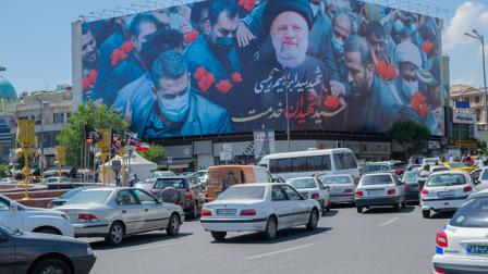 لوحة إعلانية للرئيس الإيراني الراحل في طهران 23 مايو 2024 (Getty)