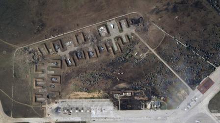 صور بالأقمار الصناعية تظهر طائرات روسية مدمرة في قاعدة ساكي الجوية بشبه جزيرة القرم (أسوشييتد برس)