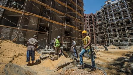 عمال مصريون في موقع بناء - مصر - مجتمع