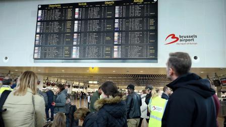 مسافرون في مطار بروكسل - بلجيكا - مجتمع