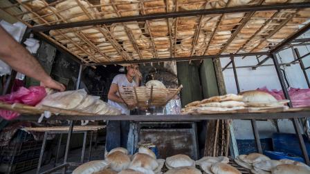 شاب مصري ومخبز في سيناء - مصر - مجتمع