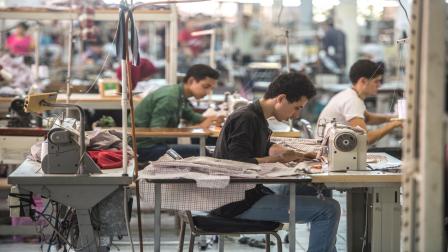 عمال مصر مصنع في مصر (خالد دسوقي/فرانس برس)