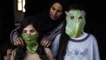 فلسطينية تحوّل الملفوف إلى أقنعة واقية لأولادها في غزة (فرانس برس)