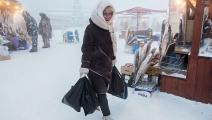 رغم تساقط الثلوج يخرج السكان من منازلهم يوميا (يفجيني سوفورنييف/تاس)