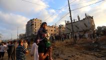 فلسطينيون يهنئون بعضهم البعض بعيد الفطر في غزة، اليوم الخميس، بينما يواصل الاحتلال الإسرائيلي استهدافهم (أشرف أبو عمرة/فرانس برس)