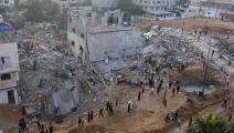الفلسطينيون يهنئون بعضهم البعض بعيد الفطر، قرب أنقاض المباني التي دمرتها طائرات الاحتلال الإسرائيلي في اعتدائها المتواصل على غزة (أشرف أبو عمرة/الأناضول)