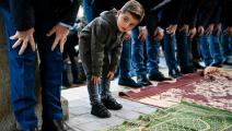 طفل يشارك في صلاة العيد، داخل الجامع الكبير في بريشتينا عاصمة كوسوفو (أرمند نيماني/فرانس برس)