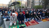 مسلمون يؤدون صلاة عيد الفطر خارج مسجد سانت بطرسبرغ في روسيا، اليوم الخميس (ألكسندر ديميانتشوك/تاسّ)
