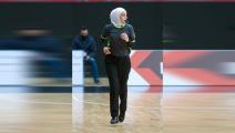 الأردنية إلهام خزنة... أول امرأة تدير مباريات للرجال بكرة السلة