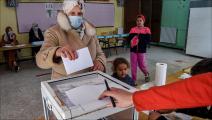 امرأة تدلي بصوتها أثناء التصويت في الانتخابات المحلية الجزائرية في مركز اقتراع بالعاصمة الجزائر (رياض كرامدي/فرانس برس)