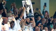 رفع بنزيمة ومارسيلو كأس بطولة الدوري الإسباني لكرة القدم (أنخيل مارتينز/Getty)