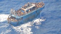 صورة التقطتها طائرة لحرس الحدود اليوناني قبل غرق مركب المهاجرين (الأناضول)