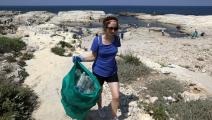 شابة تشارك في حملة نظافة للشاطئ اللبناني - مجتمع