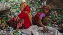 نساء في بنغلادش يعملن في فرز البلاستيك - مجتمع