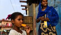 فتاة هندية تتناول المثلجات - الهند - مجتمع