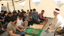 طالبو اللجوء العالقون يؤدون أول صلاة جمعة بمخيم "إيدوميني-اليوناني"