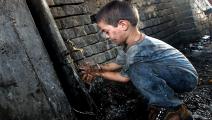 طفل عراقي يحاول غسل يديه (واثق خزاعي/Getty)