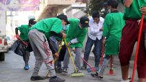 شباب يمنيون في حملة نظافة في صنعاء - مجتمع