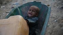 طفل أفغاني فقير لاجئ في باكستان - مجتمع