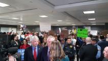 أميركا-مجتمع- محتجون ضد ترامب في مطار دالاس(العربي الجديد)