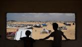 أطفال يشاهدون الدخان يتصاعد جراء الغارات الإسرائيلية شرق رفح 13 مايو 2024 (Getty)